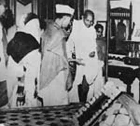 Gandhiji visiting in the room of Netaji Subhas Chandra Bose in Calcutta,1946.jpg